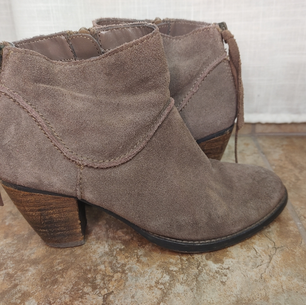 Steve Madden Milaan Brown Suede Block Heel Boot W/ Side Zip Tassel Pull -Size: 6